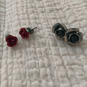 Set of 2 rose earrings